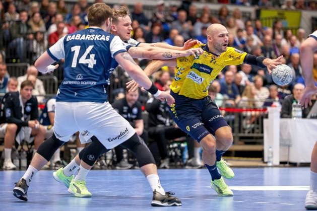 16.11.2025, Handball, HBL, Bergischer HC - Rhein-Neckar Löwen, Mitsubishi Electric HALLE Düsseldorf: Gerdas Babarskas (BHC 14) im Zweikampf gegen Lukas Sandell (Rhein-Neckar Löwen 11) Nordrhein-Westfalen Deutschland