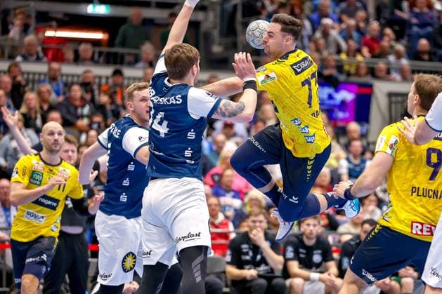 16.11.2025, Handball, HBL, Bergischer HC - Rhein-Neckar Löwen, Mitsubishi Electric HALLE Düsseldorf: Gerdas Babarskas (BHC 14) im Zweikampf gegen Dani Baijens (Rhein-Neckar Löwen 77) Nordrhein-Westfalen Deutschland
