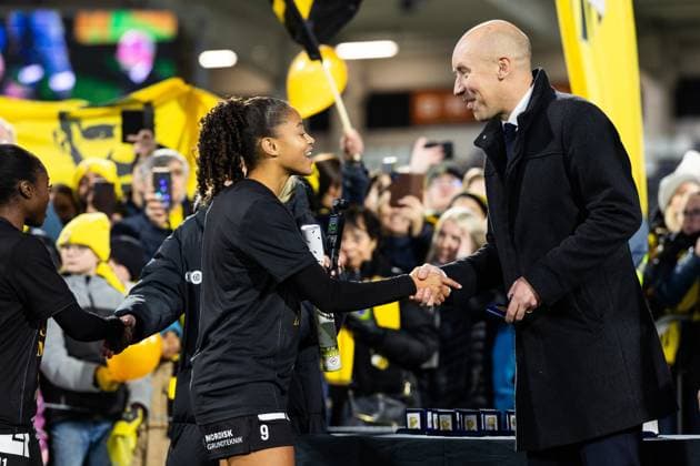 251116 Häckens Felicia Schröder och Svenska fotbollsförbundets ordförande Simon Aström efter fotbollsmatchen i Damallsvenskan mellan Häcken och Pitea den 16 november 2025 i Göteborg. Copyright: MICHAELxERICHSEN BB251116MI041
