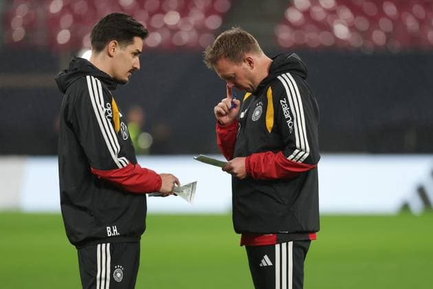 UEFA European Qualifiers - WM Qualifikation - 25 26 - Abschluss Training vor Deutschland - Slowakei am 16.11.2025 in der Red Bull Arena in Leipzig Trainer Julian Nagelsmann (Deutschland) und Co Trainer Benjamin Hübner Huebner Hubner (Deutschland) diskutieren