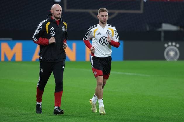 UEFA European Qualifiers - WM Qualifikation - 25 26 - Abschluss Training vor Deutschland - Slowakei am 16.11.2025 in der Red Bull Arena in Leipzig Joshua Kimmich (Deutschland 6) mit leichtem Lauftraining