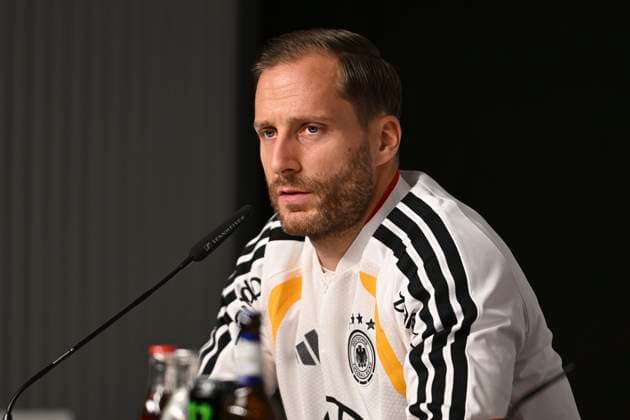 Torwart Oliver Baumann (Deutschland 1) in der PK 16.11.2025 Fussball WM Qualifikation Pressekonferenz Deutschland vs Slowakei, Red Bull Arena, Leipzig,