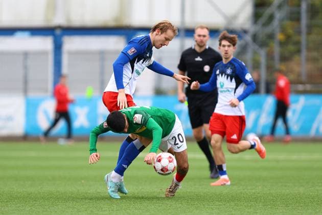 4 Lukas Leonard Bornschein (Hamburger SV U21, U 21 , 20 Tayar Tasdelen (HSC Hannover) Fußball I Herren I Regionalliga Nord I Saison 2025-2026 I 19. Spieltag I Hamburger SV U21 - HSC Hannover I 16.11.2025 I Stadion Hoheluft