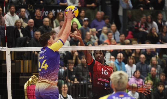 Ludwigsburg , Volleyball Bundesliga , Barock Volleys MTV Ludwigsburg vs. cerebricks VOLLEY GOATS Mitteldeutschland , von links: Clay Wieter ( Goats ) Nyherowo Omene ( Lubu )