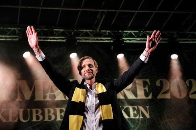 GOTHENBURG, SWEDEN 20251116 Häcken s club manager Marcus Jodin speaks as Häcken continues its gold celebration at Kvilletorget after the final match of the season in Damallsvenskan between BK Häcken FF and Pitea IF DFF at Bravida Arena. GÖTEBORG SWEDEN x9200x
