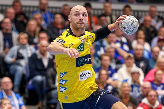 16.11.2025, Handball, HBL, Bergischer HC - Rhein-Neckar Löwen, Mitsubishi Electric HALLE Düsseldorf: Lukas Sandell (Rhein-Neckar Löwen 11) wirft auf das Tor Nordrhein-Westfalen Deutschland