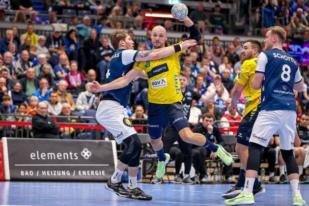 16.11.2025, Handball, HBL, Bergischer HC - Rhein-Neckar Löwen, Mitsubishi Electric HALLE Düsseldorf: Gerdas Babarskas (BHC 14) im Zweikampf gegen Lukas Sandell (Rhein-Neckar Löwen 11) Nordrhein-Westfalen Deutschland