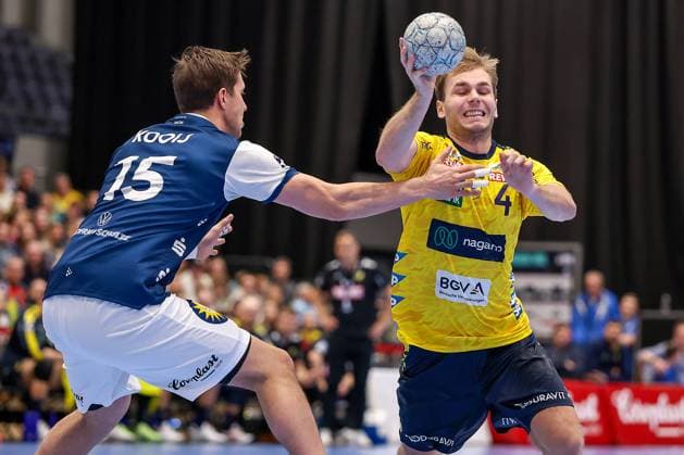 16.11.2025, Handball, HBL, Bergischer HC - Rhein-Neckar Löwen, Mitsubishi Electric HALLE Düsseldorf: Lars Kooij (BHC 15) im Zweikampf gegen Mathias Larson (Rhein-Neckar Löwen 04) Nordrhein-Westfalen Deutschland