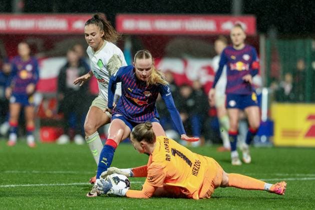 v.li.: Maja Sternad (SV Werder Bremen, 11), Nikoline Dudek (RB Leipzig, 24) und Elvira Herzog (Torhüterin, Torwart, RB Leipzig, 1) im Zweikampf, Duell, Dynamik, Aktion, Action, Spielszene, DIE DFB-RICHTLINIEN UNTERSAGEN JEGLICHE NUTZUNG VON FOTOS ALS SEQUENZBILDER UND ODER VIDEOÄHNLICHE FOTOSTRECKEN. DFB REGULATIONS PROHIBIT ANY USE OF PHOTOGRAPHS AS IMAGE SEQUENCES AND OR QUASI-VIDEO., 16.11.2025, Leipzig (Deutschland), Fussball, DFB-Pokal Frauen, RB Leipzig - SV Werder Bremen