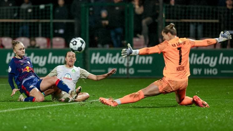 v.li.: Victoria Krug (RB Leipzig, 20), Larissa Mühlhaus (SV Werder Bremen, 7) und Elvira Herzog (Torhüterin, Torwart, RB Leipzig, 1) im Zweikampf, Duell, Dynamik, Aktion, Action, Spielszene, DIE DFB-RICHTLINIEN UNTERSAGEN JEGLICHE NUTZUNG VON FOTOS ALS SEQUENZBILDER UND ODER VIDEOÄHNLICHE FOTOSTRECKEN. DFB REGULATIONS PROHIBIT ANY USE OF PHOTOGRAPHS AS IMAGE SEQUENCES AND OR QUASI-VIDEO., 16.11.2025, Leipzig (Deutschland), Fussball, DFB-Pokal Frauen, RB Leipzig - SV Werder Bremen