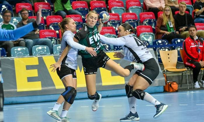 Lisa Borutta (VfL Oldenburg, 02) gegen Ema Barbir (Dalmatinka Ploce, 20) und Karla Lovric (Dalmatinka Ploce, 44) RK Dalmantinka Ploce vs. VfL Oldenburg, EHF European League Qualifikation, 3. Runde, Saison 2025 2026, 16.11.2025, RK Dalmantinka Ploce vs. VfL Oldenburg, EHF European League Qualifikation, 3. Runde, Saison 2025 2026, 16.11.2025 Oldenburg Copyright: xEibner-Pressefoto RobertxGertzenx EP_RGN
