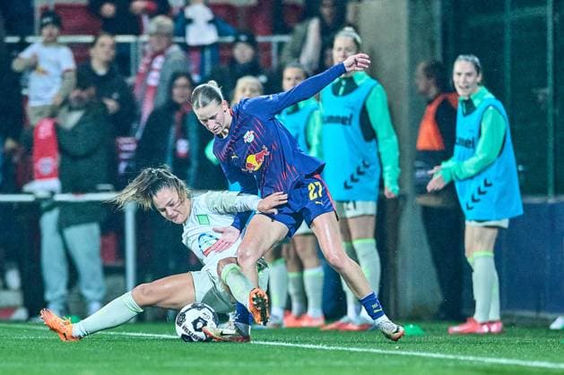 16.11.2025, GER, Frauenfußball, DFB Pokal, Achtelfinale, 2025 2026, RB Leipzig - SV Werder Bremen Marlene Müller (27, RB Leipzig) im Kampf um den Ball, an der Torauslinie Leipzig Trainingszentrum der Roten Bulle Sachsen Deutschland