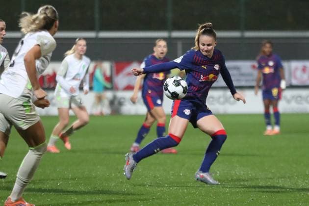 DFB-Pokal Frauen: RB Leipzig - SV Werder Bremen; 16.11.2025 Annabel Schasching (16, RB Leipzig). Fußball, DFB-Pokal Frauen, Saison 2025 2026, Achtelfinale: RB Leipzig vs. SV Werder Bremen am 16.11.2025, Trainingszentrum Cottaweg, Leipzig. DFB REGULATIONS PROHIBIT ANY USE OF PHOTOGRAPHS AS IMAGE SEQUENCES AND OR QUASI-VIDEO. Copyright: xBEAUTIFULxSPORTS JanxKaeferx