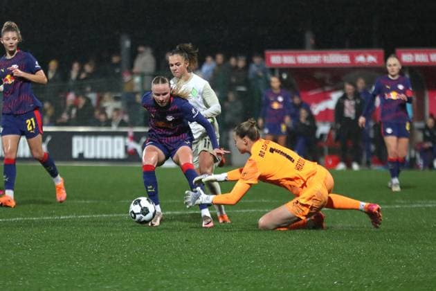 DFB-Pokal Frauen: RB Leipzig - SV Werder Bremen; 16.11.2025 Nikoline Dudek (24, RB Leipzig) sichert gegen Maja Sternad (11, Werder Bremen) ab, Torwart Elvira Herzog (1, RB Leipzig) greift sich den Ball. Fußball, DFB-Pokal Frauen, Saison 2025 2026, Achtelfinale: RB Leipzig vs. SV Werder Bremen am 16.11.2025, Trainingszentrum Cottaweg, Leipzig. DFB REGULATIONS PROHIBIT ANY USE OF PHOTOGRAPHS AS IMAGE SEQUENCES AND OR QUASI-VIDEO. Copyright: xBEAUTIFULxSPORTS JanxKaeferx