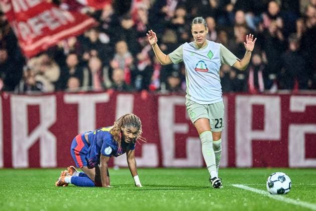 16.11.2025, GER, Frauenfußball, DFB Pokal, Achtelfinale, 2025 2026, RB Leipzig - SV Werder Bremen Delice Boboy (17, RB Leipzig) am Boden, Hanna Nemeth (23, SV Werder Bremen) hat damit nichts zu tun Leipzig Trainingszentrum der Roten Bulle Sachsen Deutschland