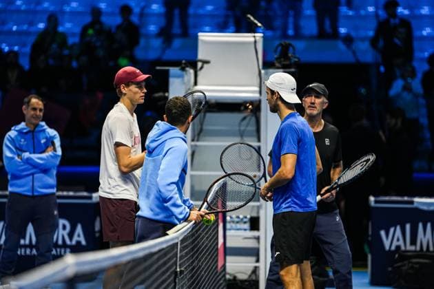 Nitto ATP, Tennis Herren Finals 2025 - Day 8 Jannik Sinner of Italy practices with Joao Sousa of Portugal before playing in the Men s Singles Round match against Carlos Alcaraz of Spain during day eight and the final of the Nitto ATP Finals 2025 at Inalpi Arena in Turin, Italy, on November 16, 2025. Turin Turin Italy  Copyright: xMiguelxReisx originalFilename:reis-notitle251116_npPXV.jpg