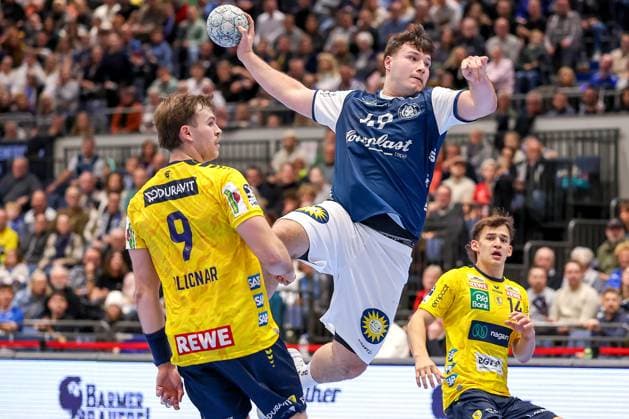 16.11.2025, Handball, HBL, Bergischer HC - Rhein-Neckar Löwen, Mitsubishi Electric HALLE Düsseldorf: Aron Seesing (BHC 49) wirft an Steven Plucnar Jacobsen (Rhein-Neckar Löwen 09) vorbei auf das Tor Nordrhein-Westfalen Deutschland