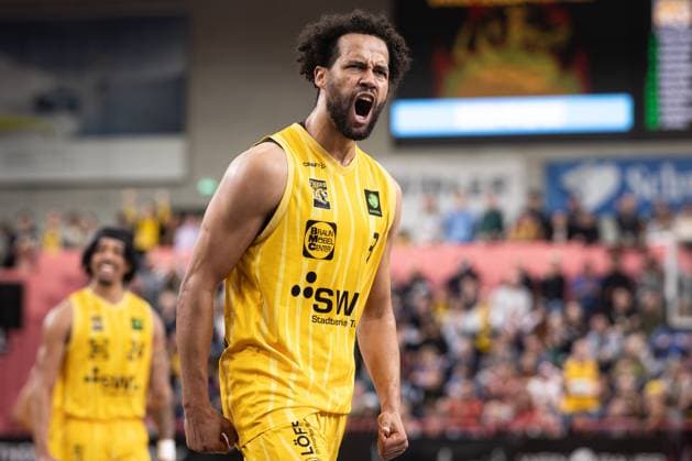 Tigers Tuebingen - Paderborn Baskets, Herren, 2. Bundesliga, Barmer 2. Basketball Bundesliga, pro A, 9. Spieltag, Spielzeit 2025 2026, 16.11.2025 Miles Tention (Tigers Tuebingen, 03) jubelt zum Tuebinger Fanclub