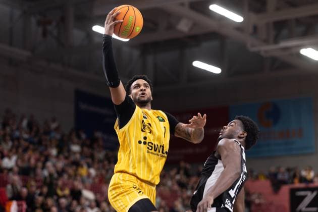 Tigers Tuebingen - Paderborn Baskets, Herren, 2. Bundesliga, Barmer 2. Basketball Bundesliga, pro A, 9. Spieltag, Spielzeit 2025 2026, 16.11.2025 Bernard Pelote (Tigers Tuebingen, 01) beim Wurf