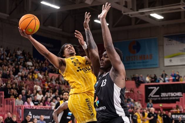 Tigers Tuebingen - Paderborn Baskets, Herren, 2. Bundesliga, Barmer 2. Basketball Bundesliga, pro A, 9. Spieltag, Spielzeit 2025 2026, 16.11.2025 Jacobi Wood (Tigers Tuebingen, 24) beim Korbabschluss gegen Jalen Johnson (Paderborn Baskets, 13)