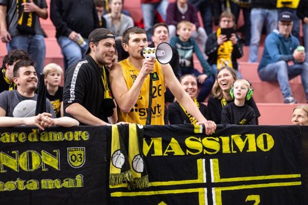 Tigers Tuebingen - Paderborn Baskets, Herren, 2. Bundesliga, Barmer 2. Basketball Bundesliga, pro A, 9. Spieltag, Spielzeit 2025 2026, 16.11.2025 Till Joscha Joenke (Tigers Tuebingen, 26) im Fanblock zum gemeinsamen Humba nach dem Spiel