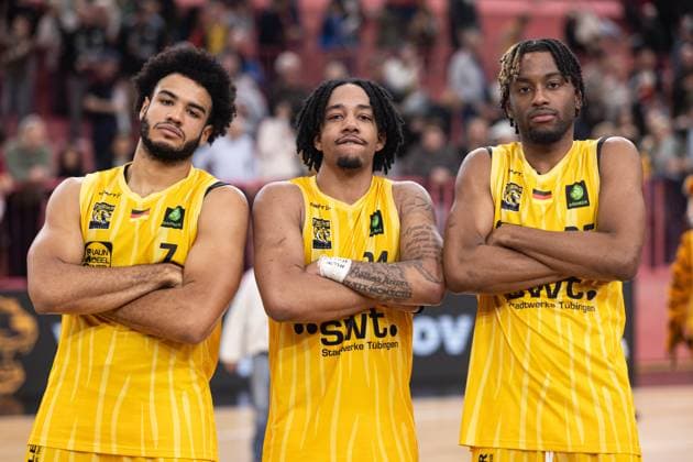 Tigers Tuebingen - Paderborn Baskets, Herren, 2. Bundesliga, Barmer 2. Basketball Bundesliga, pro A, 9. Spieltag, Spielzeit 2025 2026, 16.11.2025 Silas Oriane (Tigers Tuebingen, 07), Jacobi Wood (Tigers Tuebingen, 24) und Aaron Ogunjobi (Tigers Tuebingen, 25) nach dem Sieg