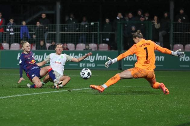 DFB-Pokal Frauen: RB Leipzig - SV Werder Bremen; 16.11.2025 Torschuss von Larissa Mühlhaus (7, Werder Bremen) gegen Victoria Krug (20, RB Leipzig) und Torwart Elvira Herzog (1, RB Leipzig). Fußball, DFB-Pokal Frauen, Saison 2025 2026, Achtelfinale: RB Leipzig vs. SV Werder Bremen am 16.11.2025, Trainingszentrum Cottaweg, Leipzig. DFB REGULATIONS PROHIBIT ANY USE OF PHOTOGRAPHS AS IMAGE SEQUENCES AND OR QUASI-VIDEO. Copyright: xBEAUTIFULxSPORTS JanxKaeferx