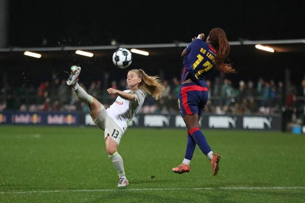 DFB-Pokal Frauen: RB Leipzig - SV Werder Bremen; 16.11.2025 Ricarda Walkling (13, Werder Bremen) gegen Delice Boboy (17, RB Leipzig). Fußball, DFB-Pokal Frauen, Saison 2025 2026, Achtelfinale: RB Leipzig vs. SV Werder Bremen am 16.11.2025, Trainingszentrum Cottaweg, Leipzig. DFB REGULATIONS PROHIBIT ANY USE OF PHOTOGRAPHS AS IMAGE SEQUENCES AND OR QUASI-VIDEO. Copyright: xBEAUTIFULxSPORTS JanxKaeferx