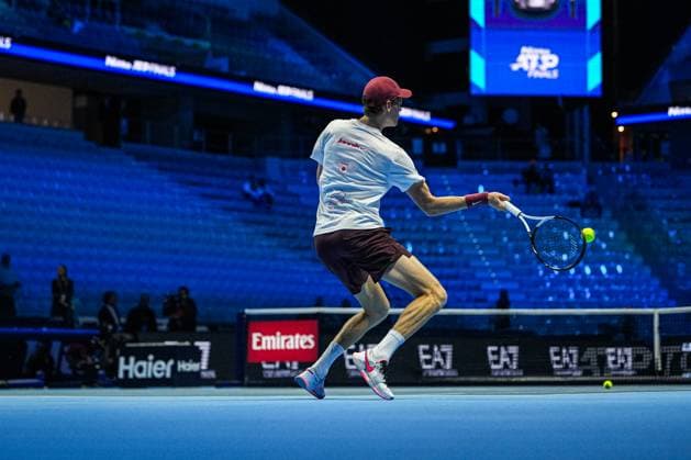Nitto ATP, Tennis Herren Finals 2025 - Day 8 Jannik Sinner of Italy practices before playing in the Men s Singles Round match against Carlos Alcaraz of Spain during day eight and final of the Nitto ATP Finals 2025 at Inalpi Arena in Turin, Italy, on November 16, 2025. Turin Turin Italy  Copyright: xMiguelxReisx originalFilename:reis-notitle251116_np0bT.jpg