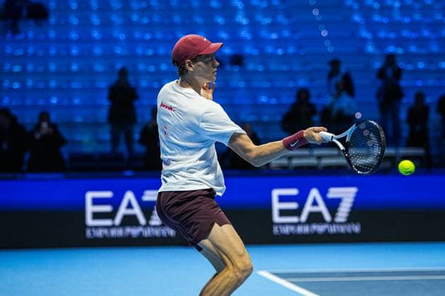 Nitto ATP, Tennis Herren Finals 2025 - Day 8 Jannik Sinner of Italy practices before playing in the Men s Singles Round match against Carlos Alcaraz of Spain during day eight and final of the Nitto ATP Finals 2025 at Inalpi Arena in Turin, Italy, on November 16, 2025. Turin Turin Italy  Copyright: xMiguelxReisx originalFilename:reis-notitle251116_npL3Y.jpg