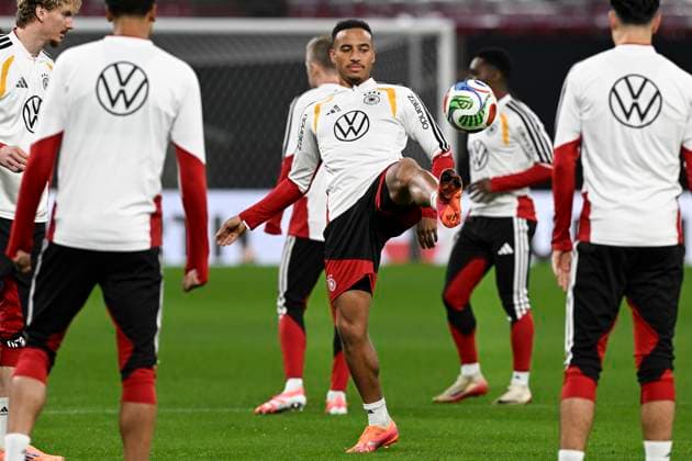 Jamie Leweling (Deutschland 7) mit Ball 16.11.2025 Fussball WM Qualifikation Training Deutschland vs Slowakei, Red Bull Arena, Leipzig,