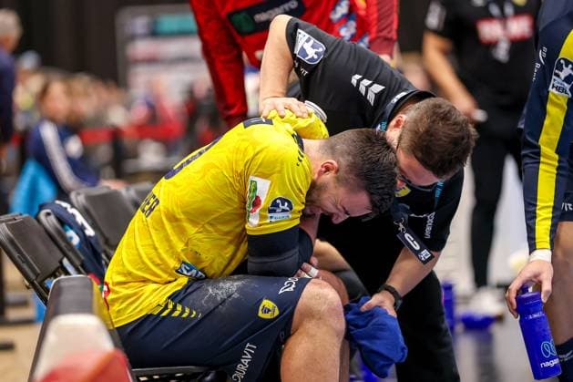 16.11.2025, Handball, HBL, Bergischer HC - Rhein-Neckar Löwen, Mitsubishi Electric HALLE Düsseldorf: Jannik Kohlbacher (Rhein-Neckar Löwen 80) mit Schmerzen in der Schulter Nordrhein-Westfalen Deutschland