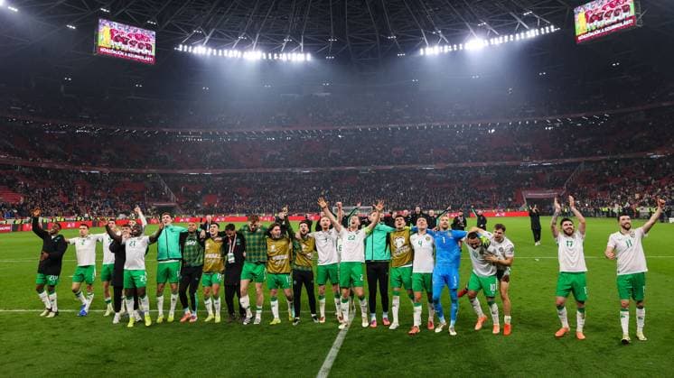 2026 FIFA World Cup, WM, Weltmeisterschaft, Fussball Qualifier Group F, Puskas ArÃ Ireland team celebrate with fans after the match 16 11 2025  Copyright: x INPHO RyanxByrnex RB3_2967