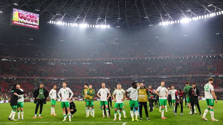 2026 FIFA World Cup, WM, Weltmeisterschaft, Fussball Qualifier Group F, Puskas ArÃ Ireland team celebrate with fans after the match 16 11 2025  Copyright: x INPHO RyanxByrnex RB3_3099