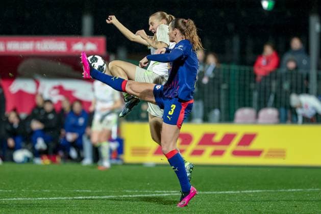 v.li.: Emöke Papai (SV Werder Bremen, 16) und Andrea Norheim (RB Leipzig, 3) im Zweikampf, Duell, Dynamik, Aktion, Action, Spielszene, DIE DFB-RICHTLINIEN UNTERSAGEN JEGLICHE NUTZUNG VON FOTOS ALS SEQUENZBILDER UND ODER VIDEOÄHNLICHE FOTOSTRECKEN. DFB REGULATIONS PROHIBIT ANY USE OF PHOTOGRAPHS AS IMAGE SEQUENCES AND OR QUASI-VIDEO., 16.11.2025, Leipzig (Deutschland), Fussball, DFB-Pokal Frauen, RB Leipzig - SV Werder Bremen