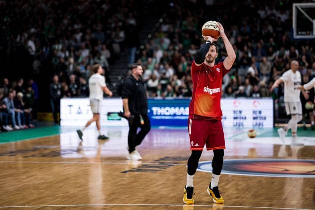 BBL Pokal: Vet-Concept Gladiators Trier - FC Bayern München; 16.11.2025 Andreas Andi Obst (FC Bayern München, 13) im Warm Up im Wurf BBL Pokal: Vet-Concept Gladiators Trier - FC Bayern München; Trier, SWT Arena, 16.11.2025 Copyright: xBEAUTIFULxSPORTS Wunderlx