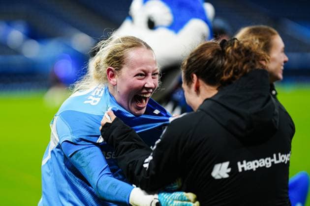 Larissa Haidner (Hamburger SV, 33) jubelt Jubel nach Sieg Spielende GER, Hamburger SV vs. Bayer 04 Leverkusen, Frauen, Fussball, DFB-Pokal, Achtelfinale, Saison 2025 2026, 16.11.2025 GER, Hamburger SV vs. Bayer 04 Leverkusen, Frauen, Fussball, DFB-Pokal, Achtelfinale, Saison 2025 2026, 16.11.2025 Hamburg Copyright: xEibner-Pressefoto MarcelxvonxFehrnx EP_MFN