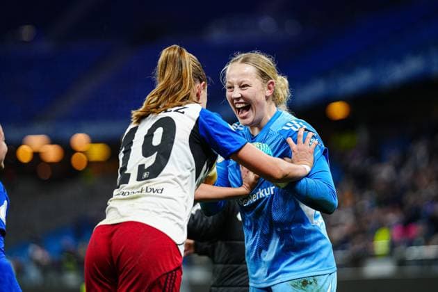 Victoria Schulz (Hamburger SV, 19) und Larissa Haidner (Hamburger SV, 33) jubelt Jubel nach Sieg Spielende GER, Hamburger SV vs. Bayer 04 Leverkusen, Frauen, Fussball, DFB-Pokal, Achtelfinale, Saison 2025 2026, 16.11.2025 GER, Hamburger SV vs. Bayer 04 Leverkusen, Frauen, Fussball, DFB-Pokal, Achtelfinale, Saison 2025 2026, 16.11.2025 Hamburg Copyright: xEibner-Pressefoto MarcelxvonxFehrnx EP_MFN