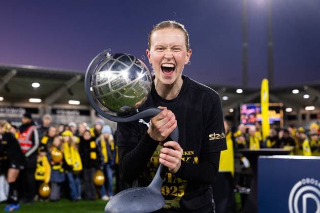 251116 Häckens Emma Östlund med Kronprinsessans Viktorias pokal efter fotbollsmatchen i Damallsvenskan mellan Häcken och Pitea den 16 november 2025 i Göteborg. Copyright: MICHAELxERICHSEN BB251116MI054