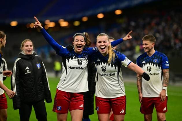 Fußball I Frauen I Saison 2025-2026 I DFB-Pokal I Achtelfinale I Hamburger SV - Bayer 04 Leverkusen I 16.11.2025 Jubel, Begeisterung, Enthusiasmus, Euphorie, Freude, Glücksgefühl, Heiterkeit bei: Vildan Kardesler (7, Hamburger SV) Svea Stoldt (8, Hamburger SV) Hamburg Volksparkstadion Hamburg Deutschland Copyright: xLobeca FelixxSchlikisx