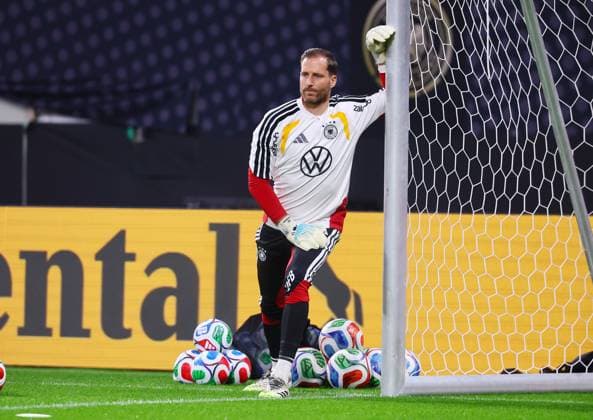 Deutschland - Slowakei Training Leipzig, 16.11.2025, Matchday -1, Red Bull Arena, Abschlusstraining, vor der WM Qualifikation BR Deutschland vs. Slowakei am 17.11.2025 , Im Bild: Torwart Oliver Baumann ( 1, DEU) ,
