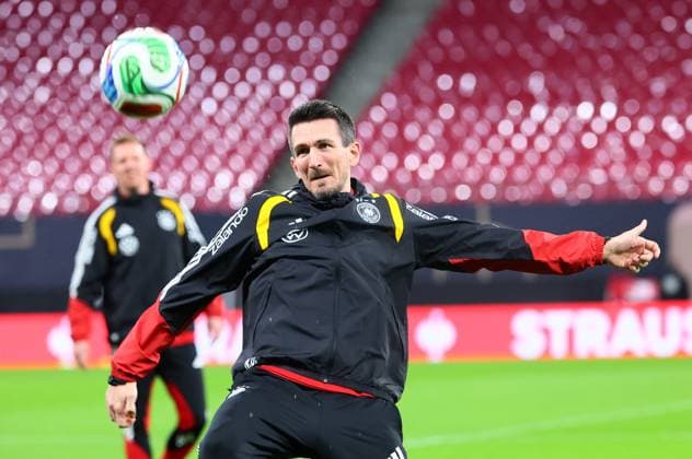 Deutschland - Slowakei Training Leipzig, 16.11.2025, Matchday -1, Red Bull Arena, Abschlusstraining, vor der WM Qualifikation BR Deutschland vs. Slowakei am 17.11.2025 , Im Bild: Athletiktrainer Nicklas Dietrich (Deutschland) ,