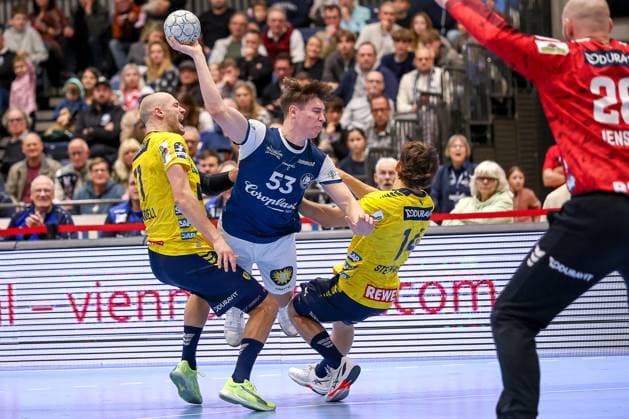 16.11.2025, Handball, HBL, Bergischer HC - Rhein-Neckar Löwen, Mitsubishi Electric HALLE Düsseldorf: Soeren Steinhaus (BHC 53) behauptet sich gegen Lukas Sandell (Rhein-Neckar Löwen 11) und Gino Steenaerts (Rhein-Neckar Löwen 14) und wirft auf das Tor von Torwart Mike Jensen (Rhein-Neckar Löwen 20) Nordrhein-Westfalen Deutschland