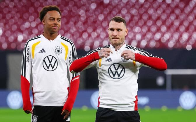 Deutschland - Slowakei Training Leipzig, 16.11.2025, Matchday -1, Red Bull Arena, Abschlusstraining, vor der WM Qualifikation BR Deutschland vs. Slowakei am 17.11.2025 , Im Bild v.l.: Assan Ouedraogo ( 9, DEU) und David Raum ( 22, DEU) ,