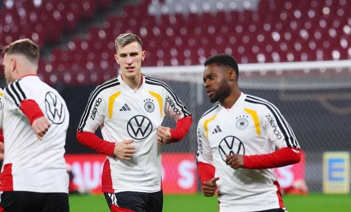 Deutschland - Slowakei Training Leipzig, 16.11.2025, Matchday -1, Red Bull Arena, Abschlusstraining, vor der WM Qualifikation BR Deutschland vs. Slowakei am 17.11.2025 , Im Bild: Nico Schlotterbeck ( 15, DEU) und Ridle Baku ( 23, DEU) ,