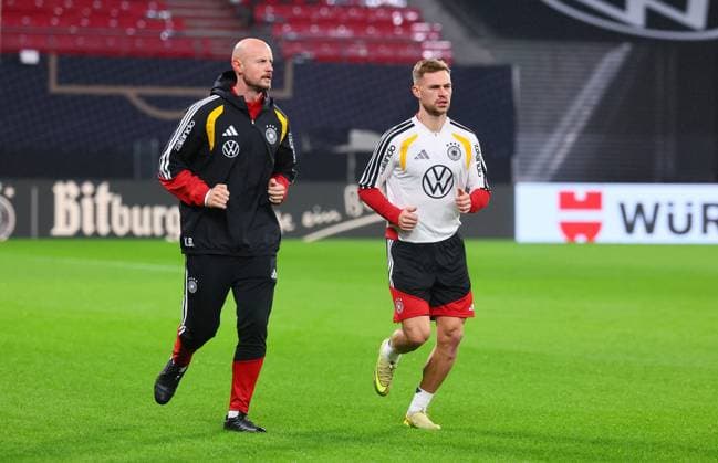 Deutschland - Slowakei Training Leipzig, 16.11.2025, Matchday -1, Red Bull Arena, Abschlusstraining, vor der WM Qualifikation BR Deutschland vs. Slowakei am 17.11.2025 , Im Bild v.l.: Reha-Coach Krunoslav Banovcic (DEU) und Joshua Kimmich (6, DEU) ,