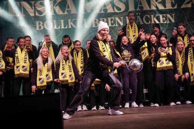 GOTHENBURG, SWEDEN 20251116 Häcken s Jennifer Falk celebrates on stage with Crown Princess Victoria s trophy as Häcken continues its gold celebration at Kvilletorget after the season s final match in Damallsvenskan between BK Häcken FF and Pitea IF DFF at Bravida Arena. GÖTEBORG SWEDEN x9200x