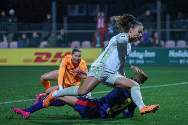 Maja Sternad (SV Werder Bremen Frauen, 11) faellt im Zweikampf, Duell, Kampf mit Andrea Norheim (RB Leipzig Frauen, 03), RB Leipzig Frauen vs. SV Werder Bremen Frauen, Fussball, DFB-Pokal Frauen, Achtelfinale, Saison 2025 2026, 16.11.2025,¨ DFL REGULATIONS PROHIBIT ANY USE OF PHOTOGRAPHS AS IMAGE SEQUENCES AND OR QUASI-VIDEO,¨ RB Leipzig Frauen vs. SV Werder Bremen Frauen, Fussball, DFB-Pokal Frauen, Achtelfinale, Saison 2025 2026, 16.11.2025 Leipzig Copyright: xEibner-Pressefoto LauraxRoemerx EP_LRR