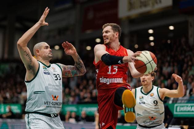 Andreas Obst (FC Bayern Basketball) im Zweikampf mit Maik Zirbes (Gladiators Trier), Vet Concept Gladiators Trier vs FC Bayern Basketball, Basketball, BBL Pokal, Viertelfinale, Saison 2025 2026, 16.11.2025 Vet Concept Gladiators Trier vs FC Bayern Basketball, Basketball, BBL Pokal, Viertelfinale, Saison 2025 2026, 16.11.2025 *** Andreas Obst FC Bayern Basketball in a duel with Maik Zirbes Gladiators Trier , Vet Concept Gladiators Trier vs FC Bayern Basketball, Basketball, BBL Cup, Quarter-finals, 2025 2026 season, 16 11 2025 Vet Concept Gladiators Trier vs FC Bayern Basketball, Basketball, BBL Cup, Quarter-finals, 2025 2026 season, 16 11 2025 Copyright: xEibner-Pressefoto AlexanderxNeisx EP_ANS