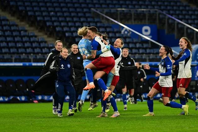 Fußball I Frauen I Saison 2025-2026 I DFB-Pokal I Achtelfinale I Hamburger SV - Bayer 04 Leverkusen I 16.11.2025 Jubel, Begeisterung, Enthusiasmus, Euphorie, Freude, Glücksgefühl, Heiterkeit bei: Hamburger SV Frauen nach dem Sieg gegen Bayer 04 Leverkusen Hamburg Volksparkstadion Hamburg Deutschland Copyright: xLobeca FelixxSchlikisx